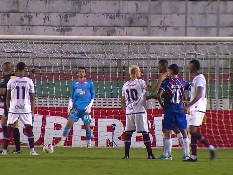 Expulso por um peteleco
