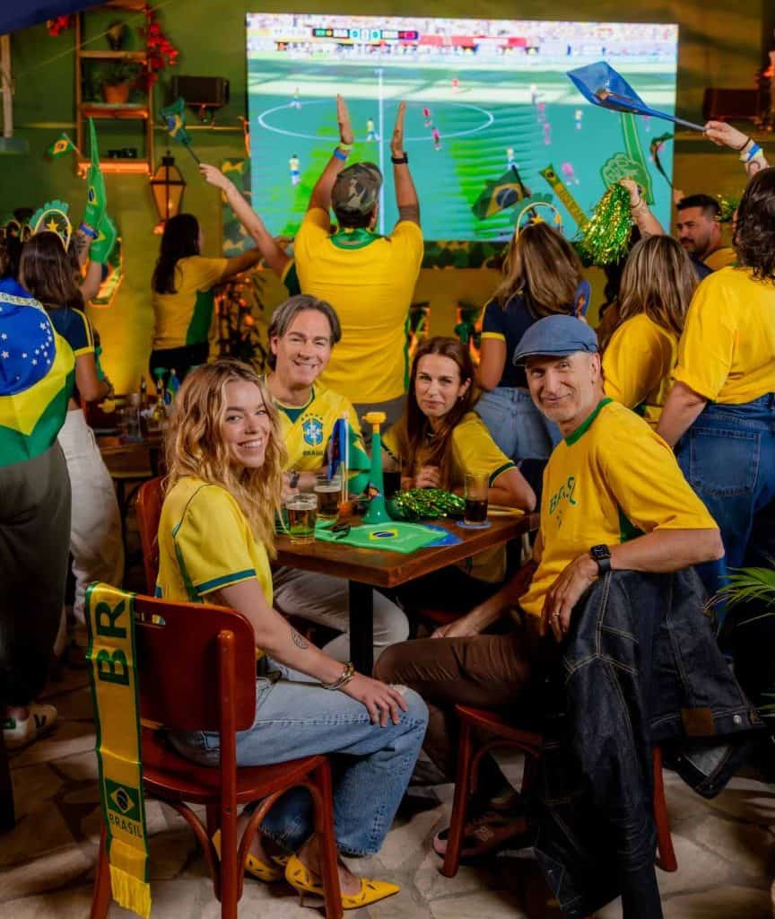 Supergirl reforça a torcida do Brasil na Copa do Mundo