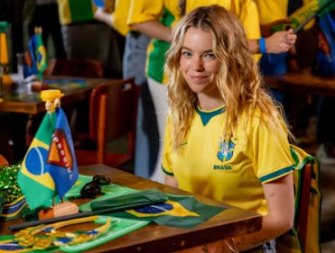 Supergirl reforça a torcida do Brasil na Copa do Mundo